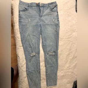15/32W about a Medium/Large white washed blue. Brand Sonoma High waisted